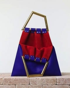 Handbag triangolare in indaco e rosso