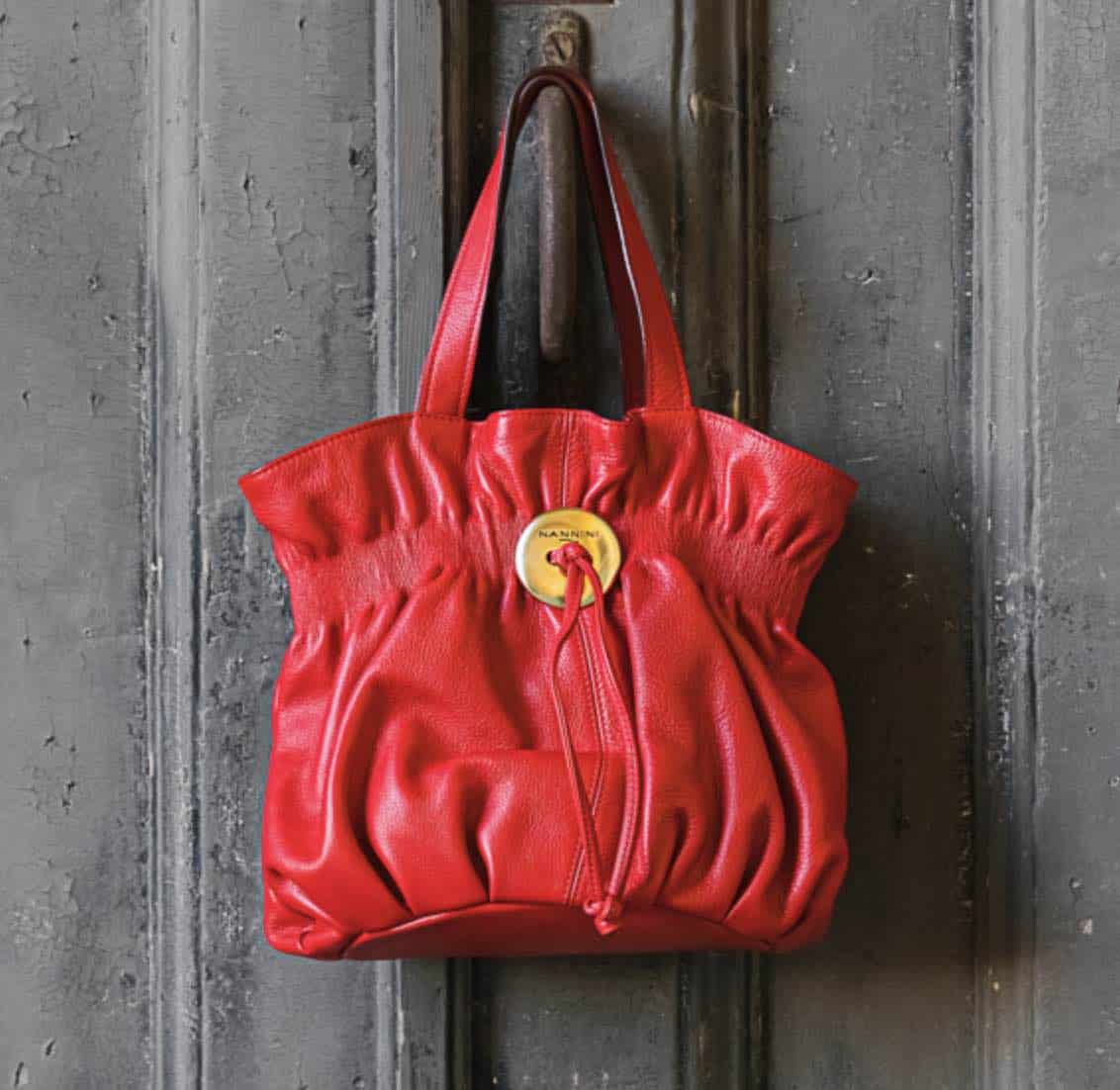 Bag modello Curly rossa realizzata in pelle lavorazione artigianale Made in Italy