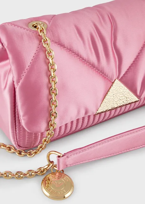 borsa di raso trapuntata di colore rosa con charm EA