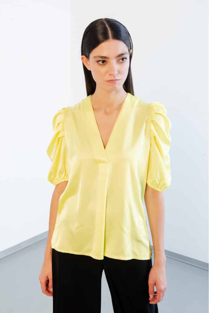 Camicia di colore giallo primaverile estiva collezione Sandro Ferrone primavera estate 2022